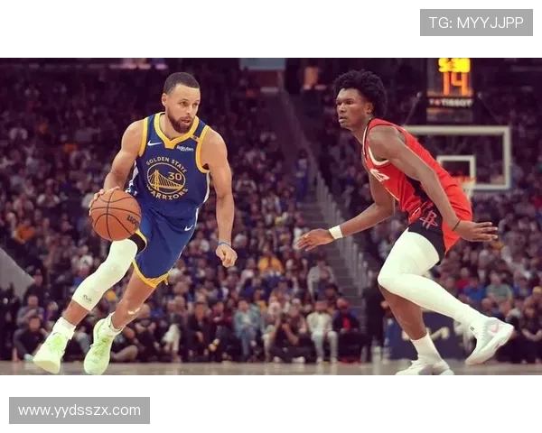 勇士与火箭激战三月二十九场面火爆球迷热情高涨 勇士与火箭激战三月二十九场面火爆球迷热情高涨